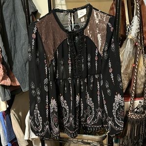 Beautiful velvet dressy top.